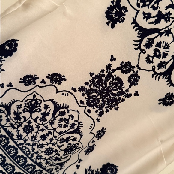 Dynamite Navy and White Patterned Blouse - Picture 4 of 5